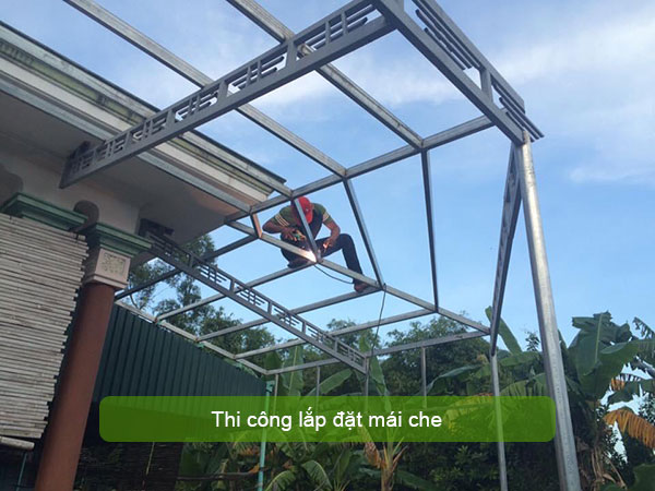 Thợ sắt ở Thủ Đức thi công lắp đặt mái che